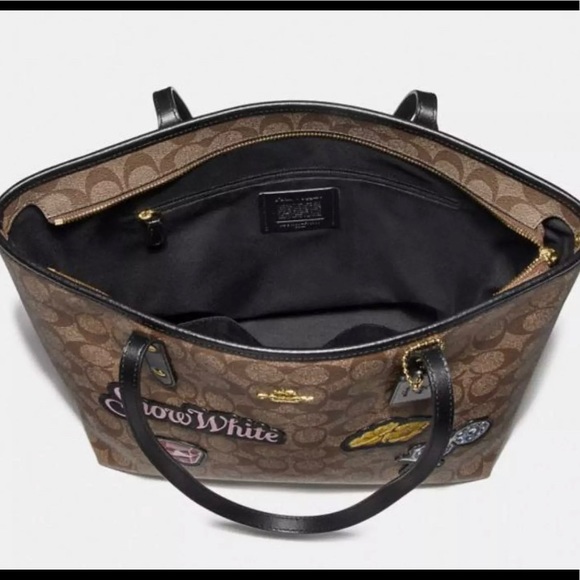 ⛔️SOLD/Authentic Coach Disney X L.Ed sign.Zip tote - Picture 4 of 8